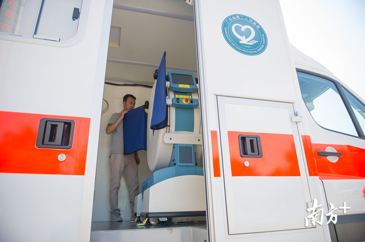 救護(hù)車(chē)上即可溶栓！華南首臺(tái)移動(dòng)CT救護(hù)車(chē)亮相